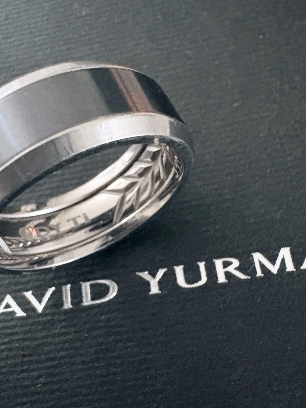 Authentic David Yurman Men’s Black and Grey Titanium Ring Size 10 with Pouch - Picture 2 of 6
